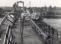 157286 Gezicht op de tijdens de oorlog vernielde spoorbrug over de IJssel te Zutphen.